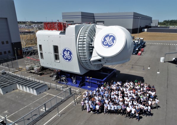 Les équipes de GE accompagnent la sortie d’usine du prototype de l’Haliade-X, installé à Rotterdam (Pays-Bas).